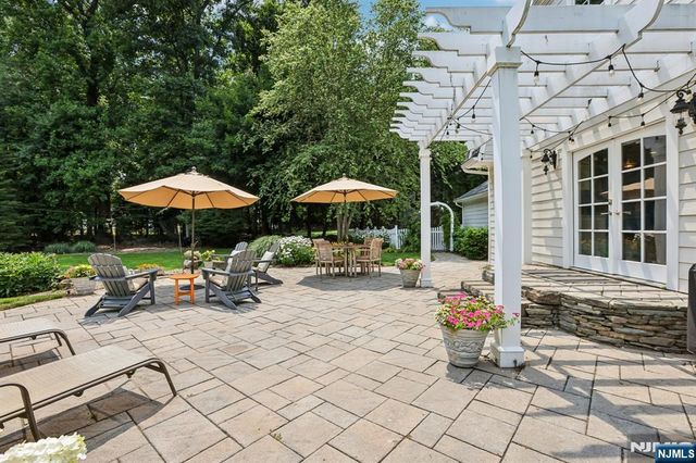 18 Roxbury Downs, Upper Saddle River, NJ 07458