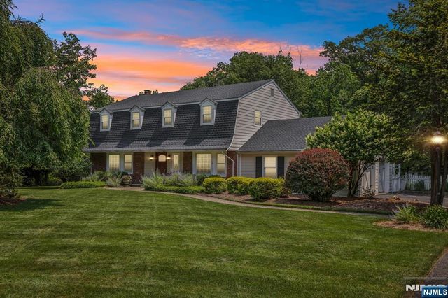 18 Roxbury Downs, Upper Saddle River, NJ 07458