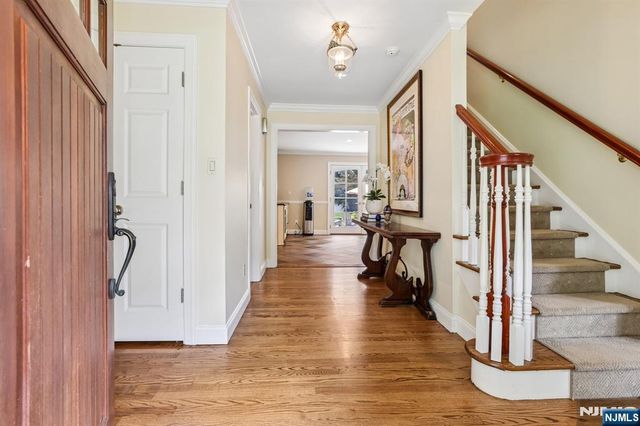 18 Roxbury Downs, Upper Saddle River, NJ 07458