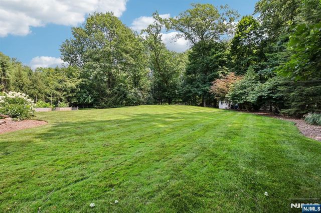 18 Roxbury Downs, Upper Saddle River, NJ 07458