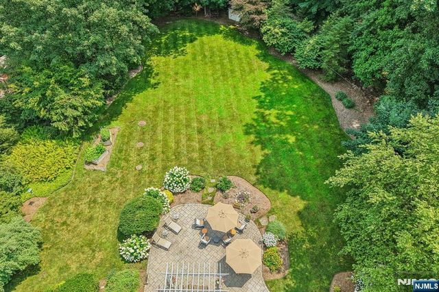 18 Roxbury Downs, Upper Saddle River, NJ 07458