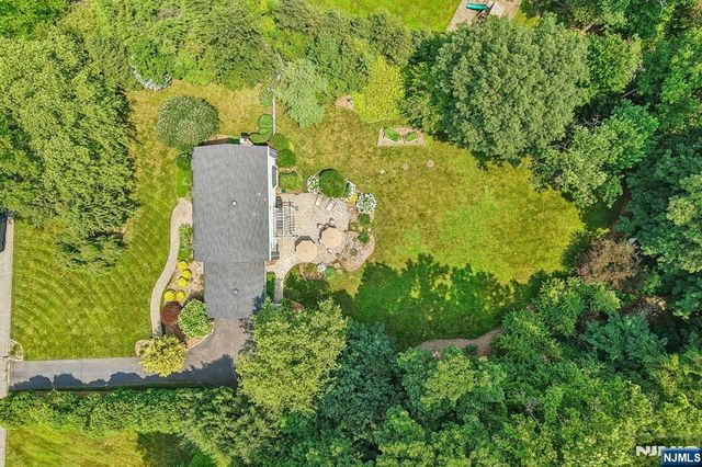 18 Roxbury Downs, Upper Saddle River, NJ 07458