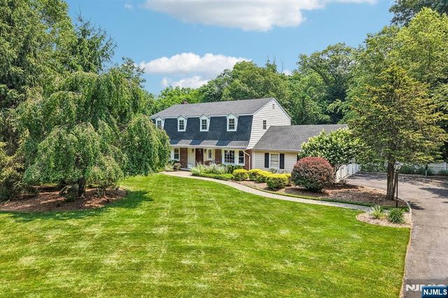 18 Roxbury Downs, Upper Saddle River, NJ 07458
