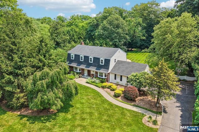 18 Roxbury Downs, Upper Saddle River, NJ 07458