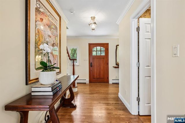18 Roxbury Downs, Upper Saddle River, NJ 07458
