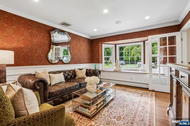 18 Roxbury Downs, Upper Saddle River, NJ 07458