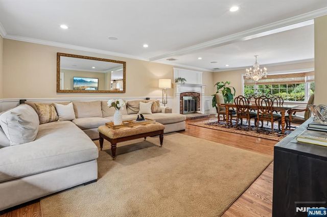 18 Roxbury Downs, Upper Saddle River, NJ 07458