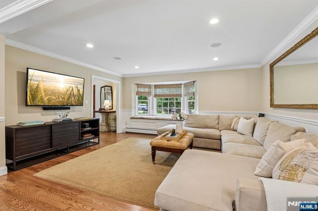 18 Roxbury Downs, Upper Saddle River, NJ 07458