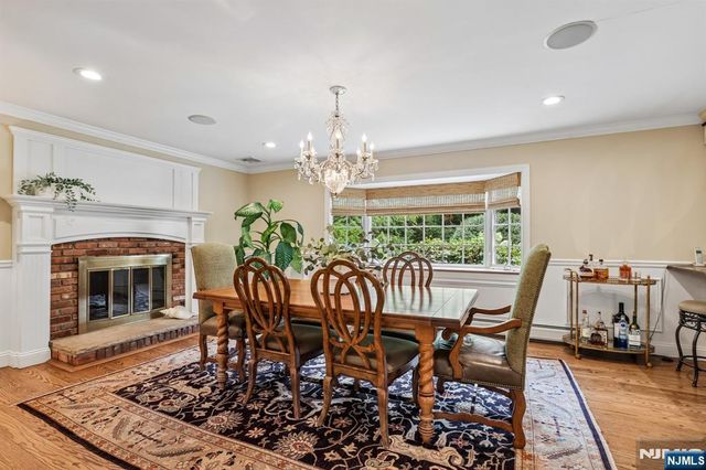 18 Roxbury Downs, Upper Saddle River, NJ 07458