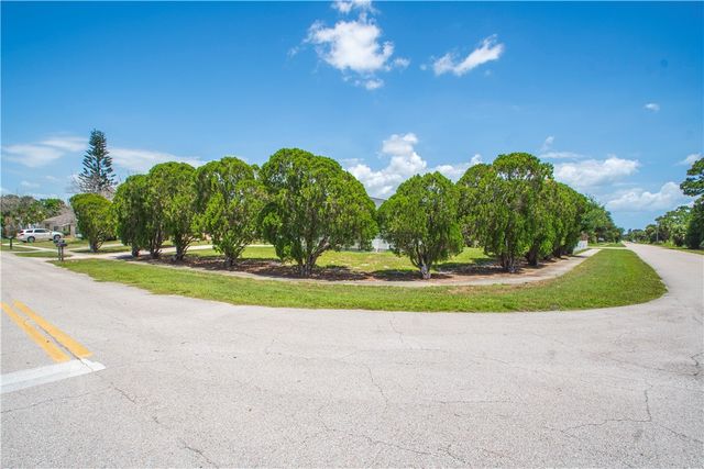 261 Mensh Avenue, Sebastian, FL 32958