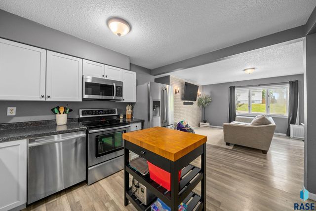 205 S 1st Ave, Brandon, SD 57005