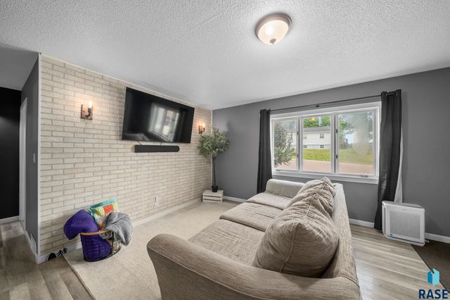 205 S 1st Ave, Brandon, SD 57005