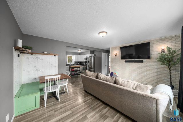 205 S 1st Ave, Brandon, SD 57005
