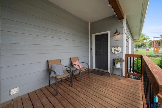 205 S 1st Ave, Brandon, SD 57005