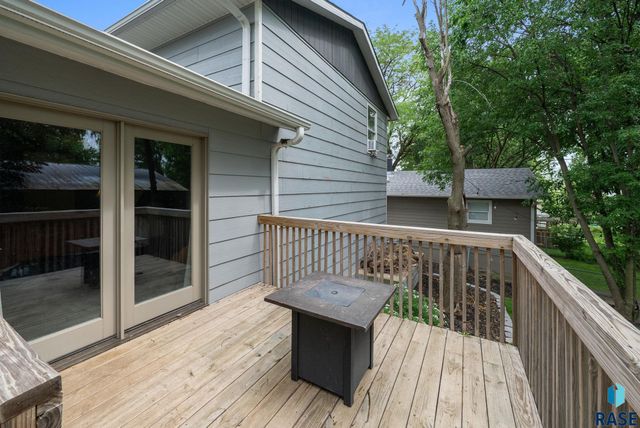 205 S 1st Ave, Brandon, SD 57005
