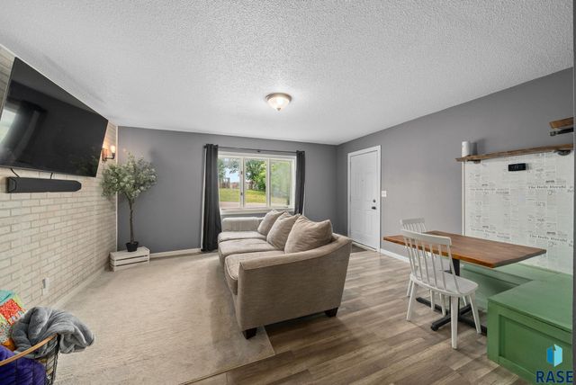 205 S 1st Ave, Brandon, SD 57005