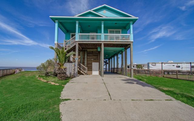 1035 Rollover Circle, Gilchrist, TX 77617