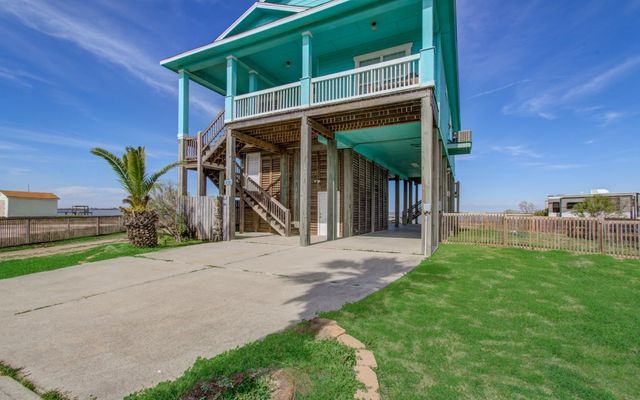 1035 Rollover Circle, Gilchrist, TX 77617