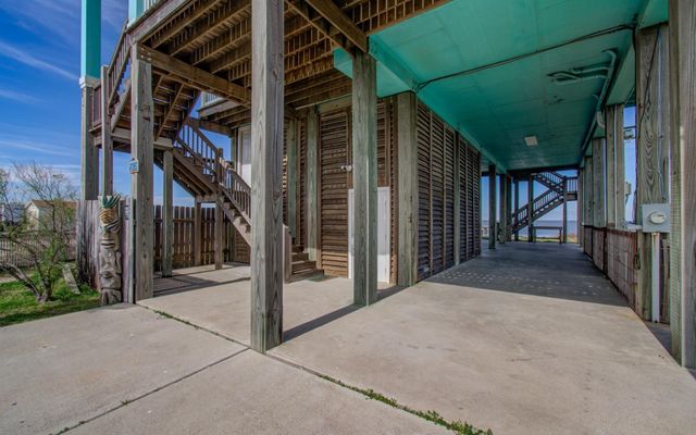 1035 Rollover Circle, Gilchrist, TX 77617