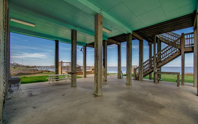 1035 Rollover Circle, Gilchrist, TX 77617