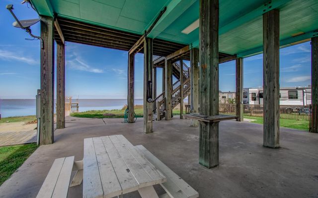 1035 Rollover Circle, Gilchrist, TX 77617