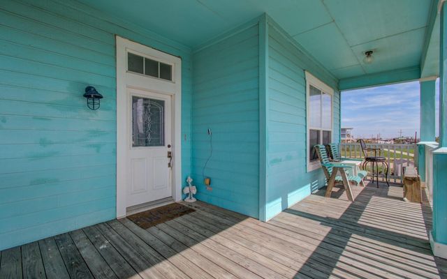 1035 Rollover Circle, Gilchrist, TX 77617