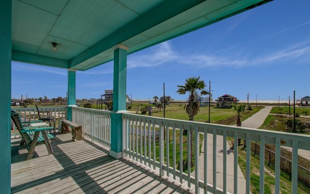 1035 Rollover Circle, Gilchrist, TX 77617
