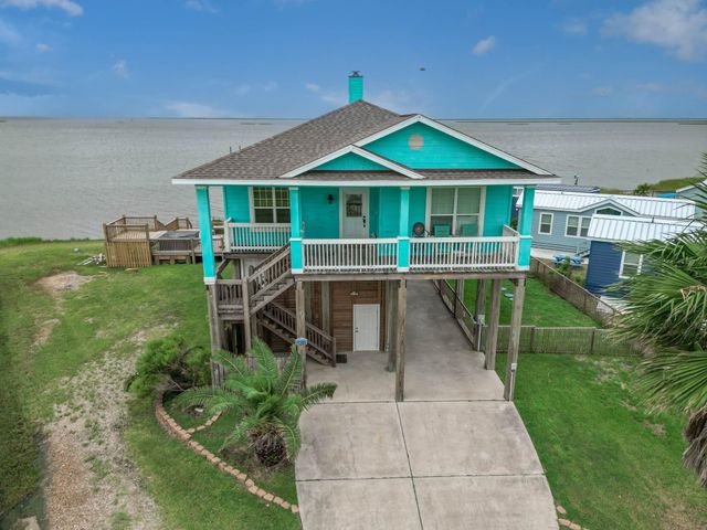 1035 Rollover Circle, Gilchrist, TX 77617
