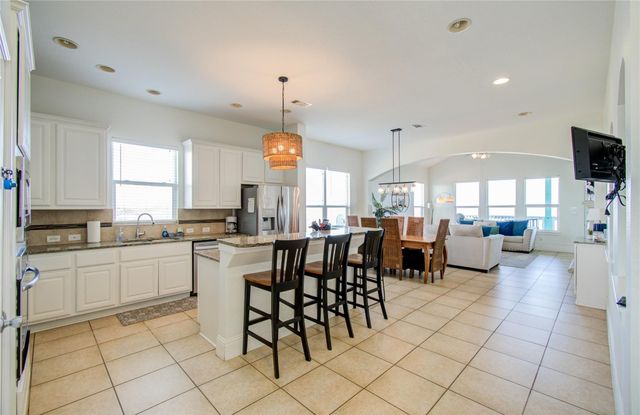1035 Rollover Circle, Gilchrist, TX 77617