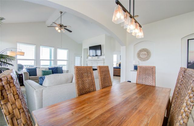 1035 Rollover Circle, Gilchrist, TX 77617