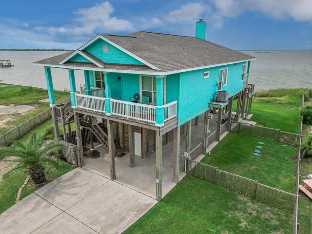 1035 Rollover Circle, Gilchrist, TX 77617