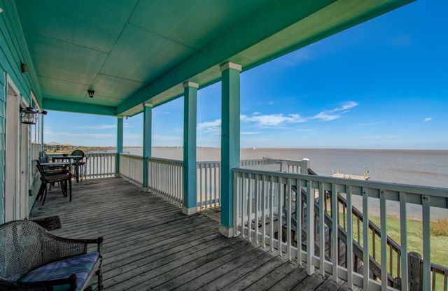 1035 Rollover Circle, Gilchrist, TX 77617