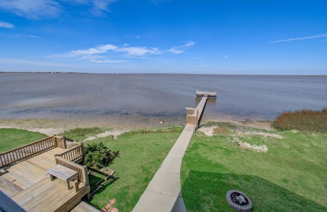 1035 Rollover Circle, Gilchrist, TX 77617