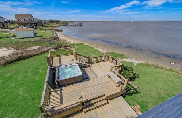 1035 Rollover Circle, Gilchrist, TX 77617