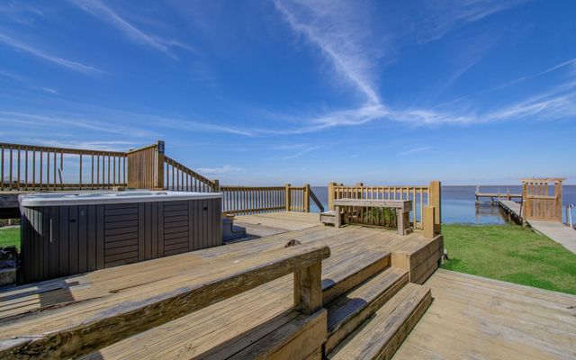 1035 Rollover Circle, Gilchrist, TX 77617