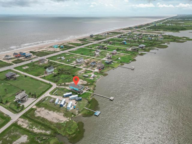 1035 Rollover Circle, Gilchrist, TX 77617