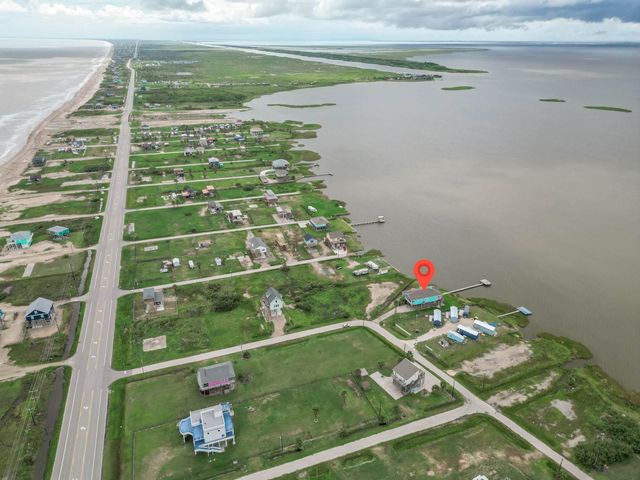 1035 Rollover Circle, Gilchrist, TX 77617