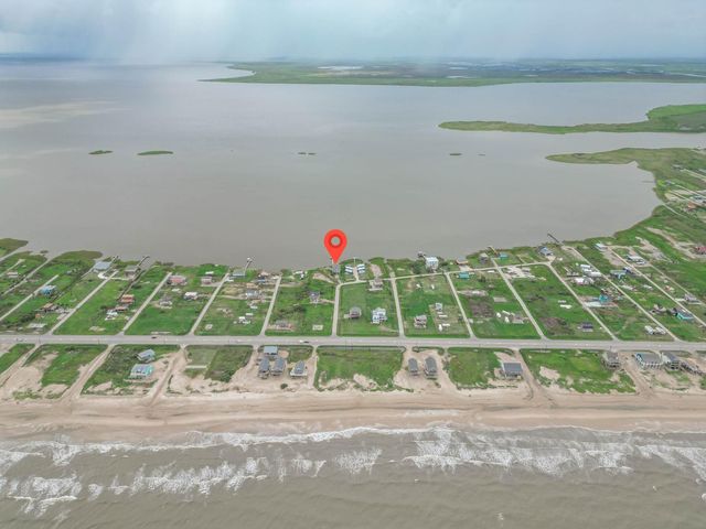 1035 Rollover Circle, Gilchrist, TX 77617