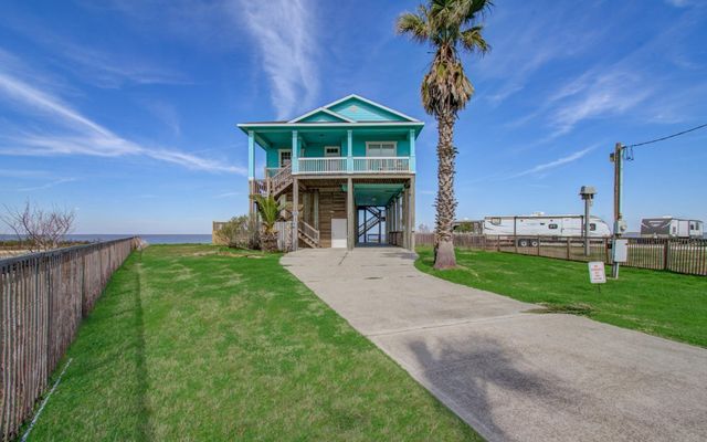 1035 Rollover Circle, Gilchrist, TX 77617