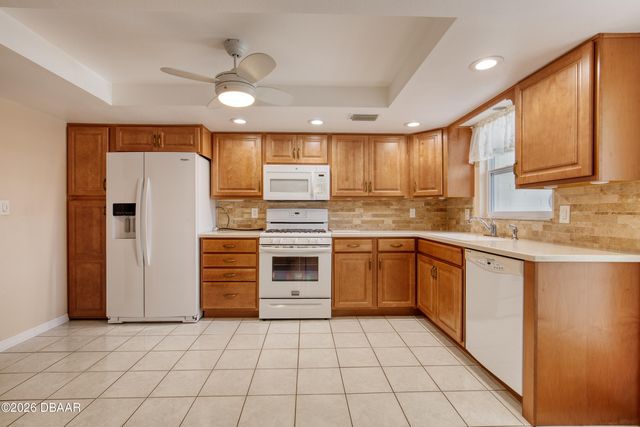 908 E 2nd Avenue, New Smyrna Beach, FL 32169