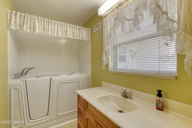 908 E 2nd Avenue, New Smyrna Beach, FL 32169