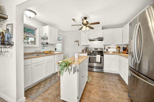 948 Murray Avenue, Medford, OR 97501