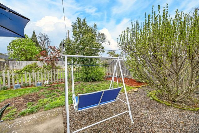 948 Murray Avenue, Medford, OR 97501