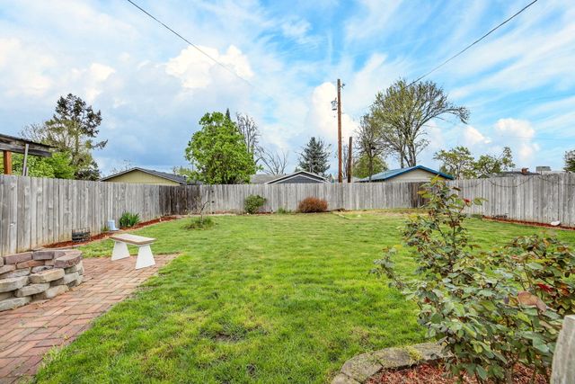 948 Murray Avenue, Medford, OR 97501