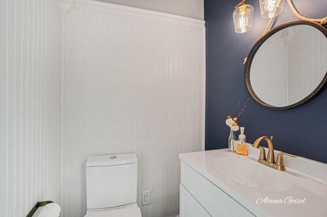385 Marquette Avenue, Holland, MI 49424