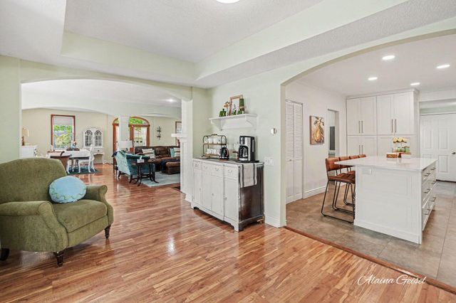 385 Marquette Avenue, Holland, MI 49424