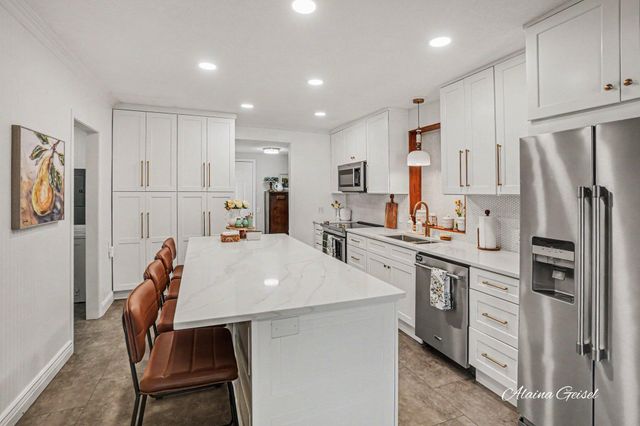 385 Marquette Avenue, Holland, MI 49424