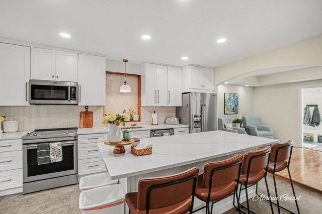 385 Marquette Avenue, Holland, MI 49424
