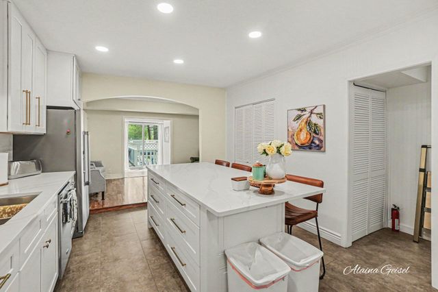 385 Marquette Avenue, Holland, MI 49424