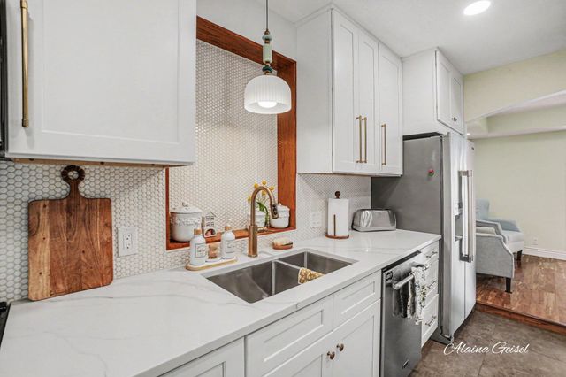 385 Marquette Avenue, Holland, MI 49424